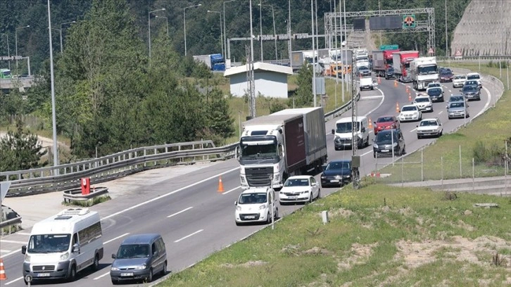 Bayram tatili için erken yola çıkanlar otoyolda yoğunluk oluşturdu