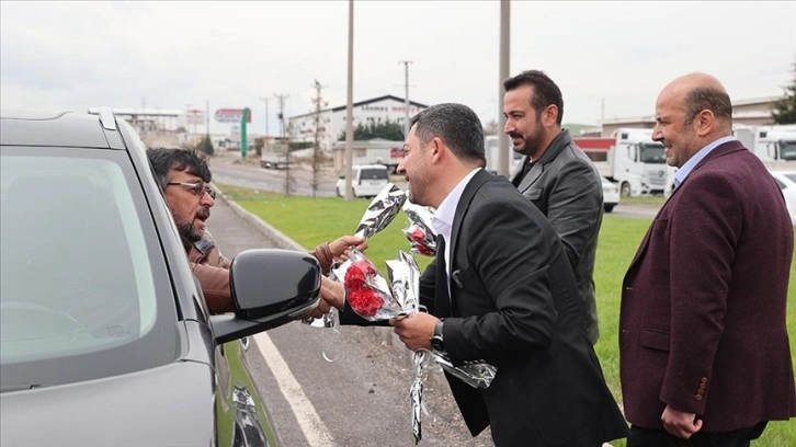 Bayram tatili için Kapadokya'ya gelen yerli turistler karanfille karşılandı