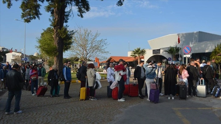 Bayram tatilinde Ayvalık'tan Midilli Adası'na geçişlerde yoğunluk yaşanıyor