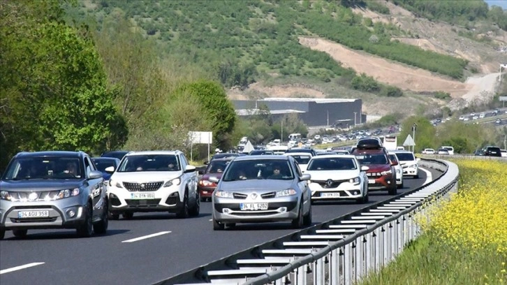 Bayram tatilinden dönenler Anadolu Otoyolu'nda akıcı yoğunluk oluşturuyor