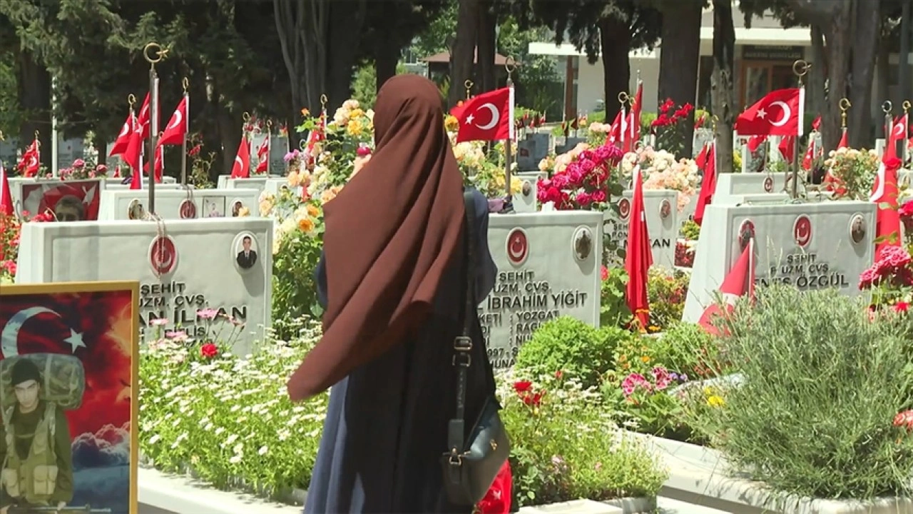 Bayramın ikinci gününde Edirnekapı Şehitliği'ne ziyaretler devam etti