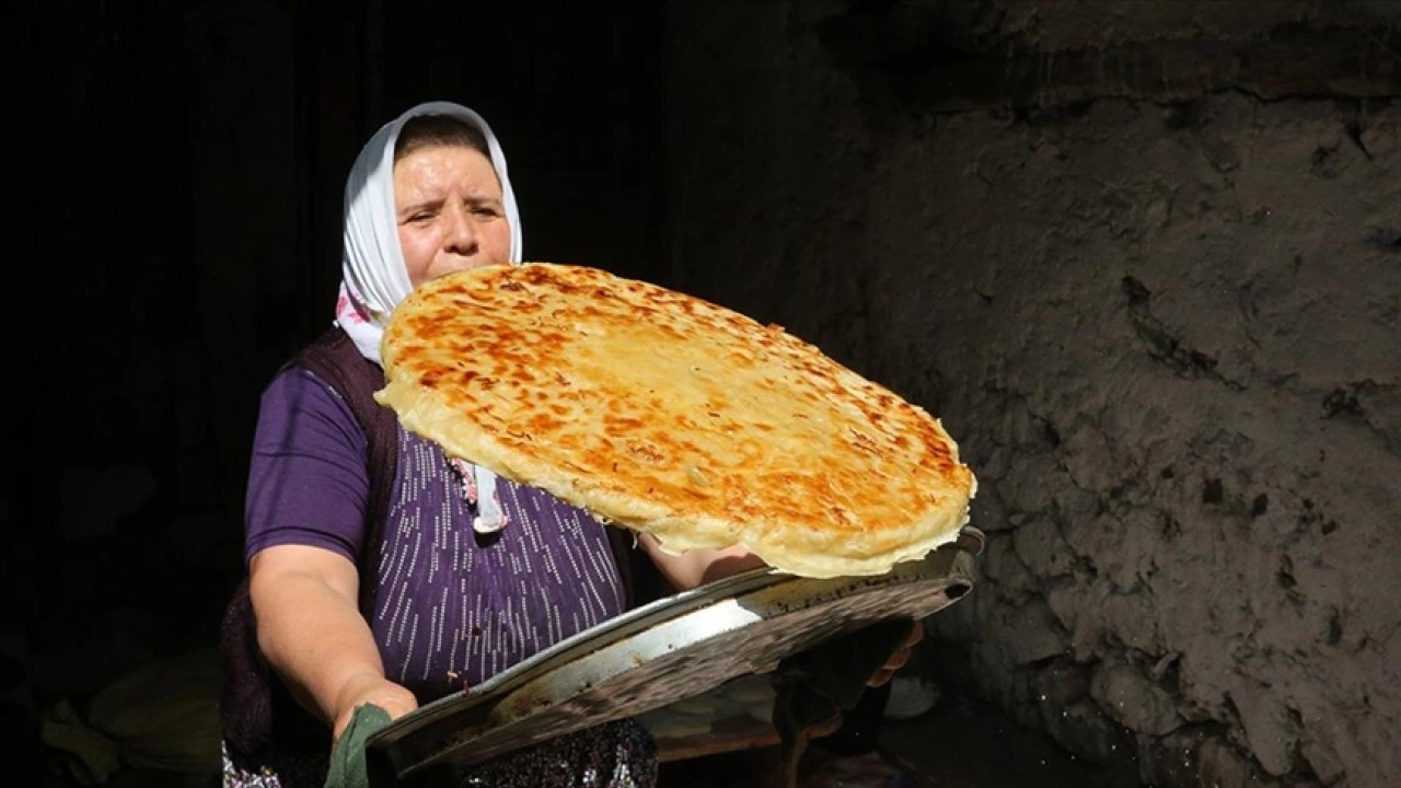 Bayramlarda misafirlere "iliçli sini böreği" ikram ediliyor