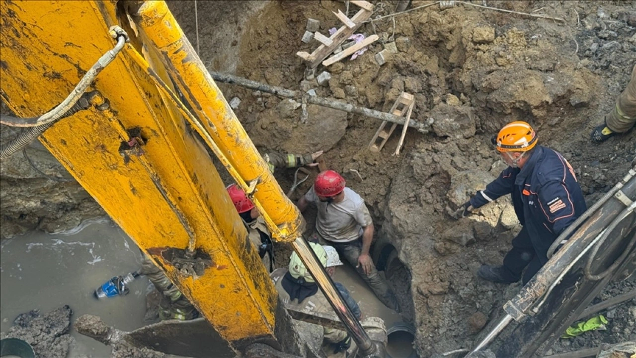 Bayrampaşa'da kanalizasyon çalışması sırasında göçük altında kalan işçi kurtarıldı