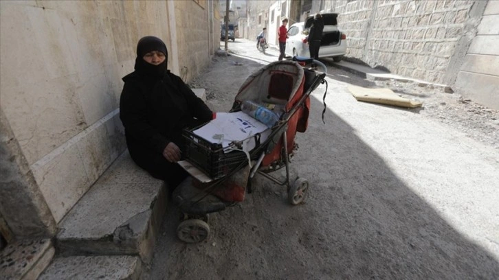 Bebek arabasıyla kağıt toplayan Halepli anne, engelli evlatlarına bayramlık istiyor