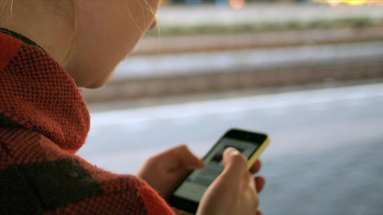 Belçika'da okullarda cep telefonu yasağı 2025-2026'da yürürlüğe giriyor