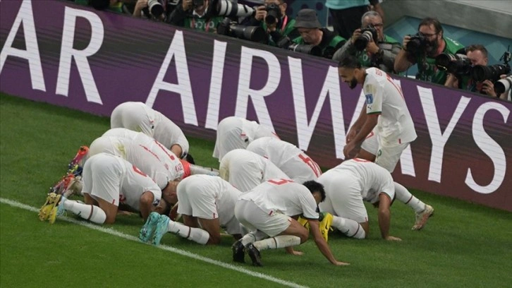 Belçika'yı yenen Faslı futbolcuların şükür secdesi yapması gündem oldu