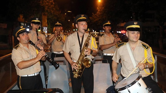 Belediye bandosu sigaranın zararlarını sahurda manilerle anlattı