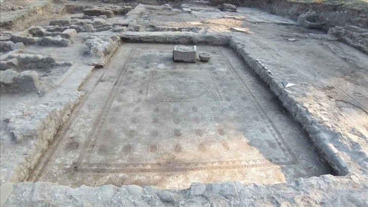 Bergama'da yaklaşık 1800 yıllık geometrik desenli mozaik bulundu