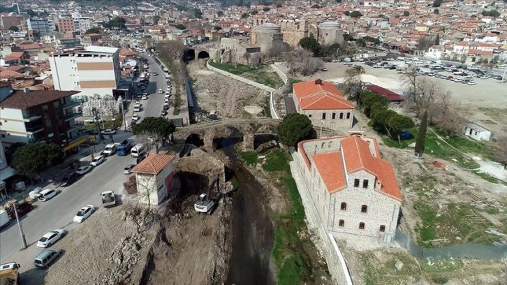 Bergama'daki antik kanalda restorasyon çalışmaları sürüyor