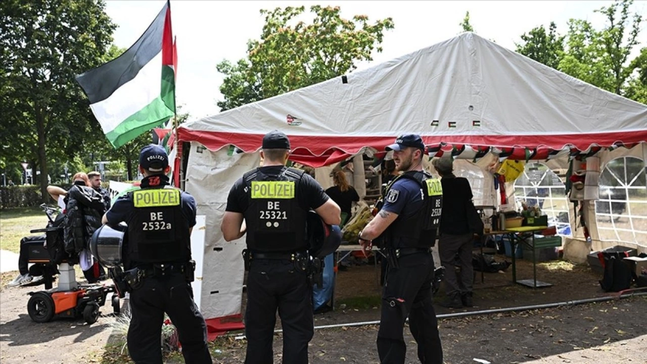Berlin'de polis, Filistin destekçilerinin başbakanlık binasının yanında kurduğu kampı boşalttır