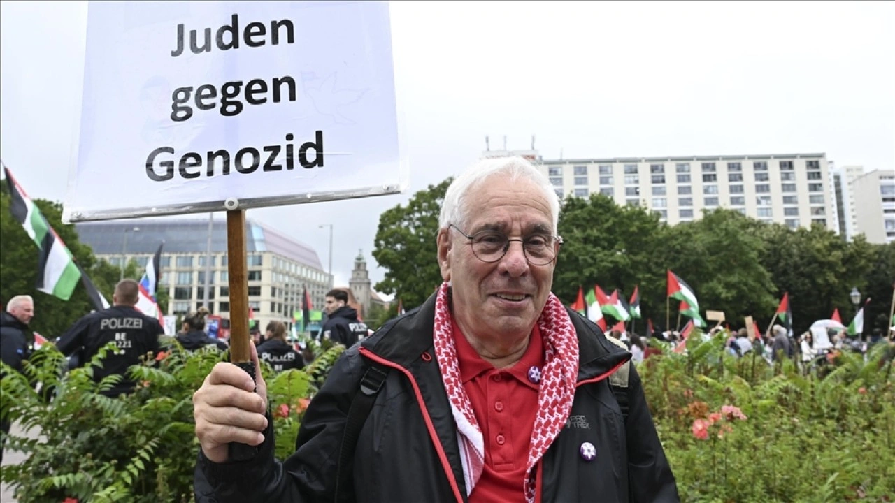 Berlin'de polis tarafından eylemlerde gözaltına alınan Filistin destekçileri AA'ya konuştu
