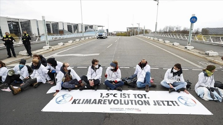 Berlin'de çevreciler, Alman hükümetinin iklim politikasını protesto etti