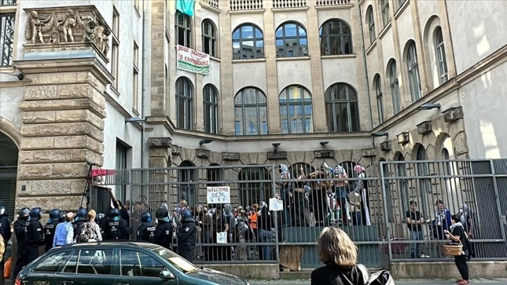 Berlin'de Humboldt Üniversitesinde Filistin destekçisi öğrencilerin eylem yaptığı bina boşaltıl