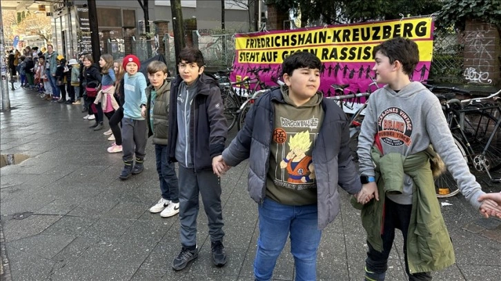 Berlin’de ırkçılığa karşı insan zinciri oluşturuldu