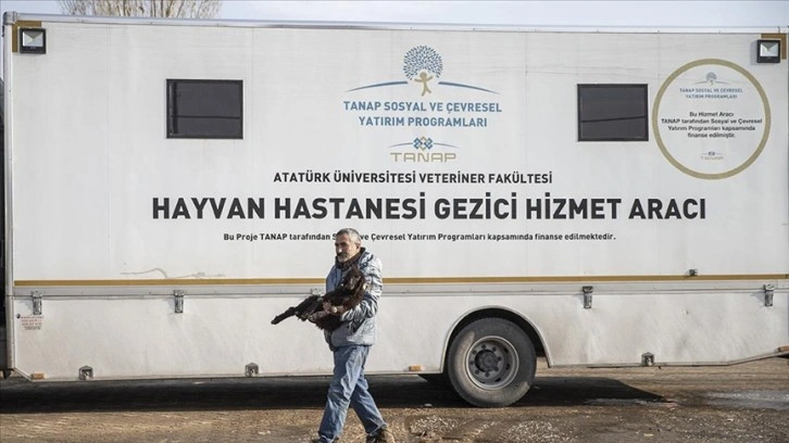 Besicinin ayağına götürülen hizmetle veterinerlik öğrencileri de tecrübe kazanıyor