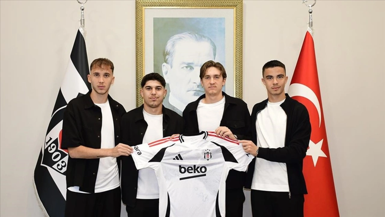 Beşiktaş, 4 genç futbolcuyla profesyonel sözleşme imzaladı