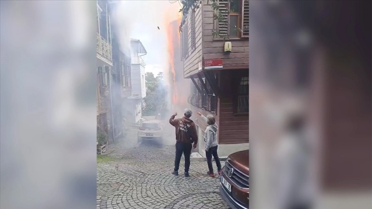 Beşiktaş'ta ahşap binada yangın çıktı
