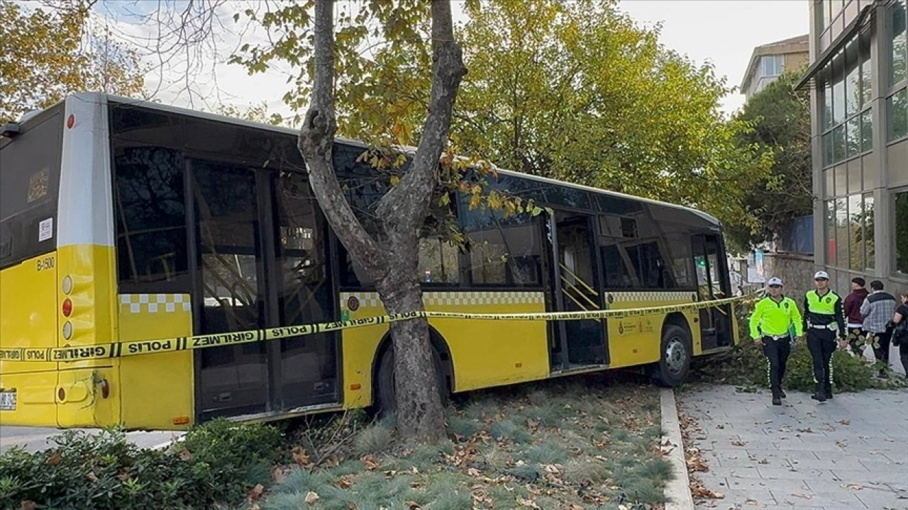 Beşiktaş'ta şoförü kalp krizi geçiren İETT otobüsü kaldırıma çıktı