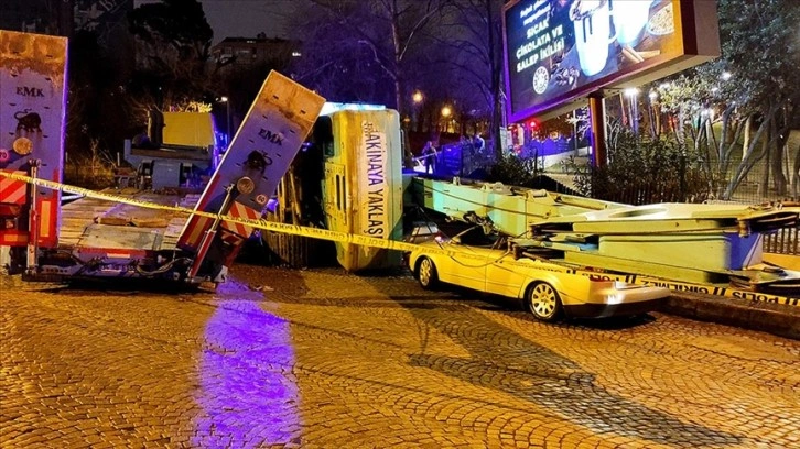 Beşiktaş'ta tırda yüklü iş makinesi 3 otomobilin üzerine devrildi