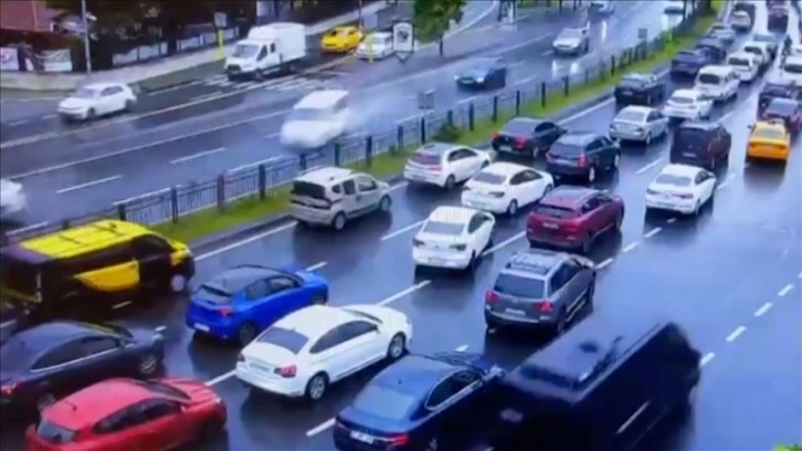 Beşiktaş'taki zincirlime kazaya neden olan aracın kontrolden çıktığı anlar kamerada