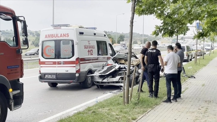 Beton mikserinin otomobilin üstüne devrildiği kazada 4 kişi öldü, 3 kişi yaralandı