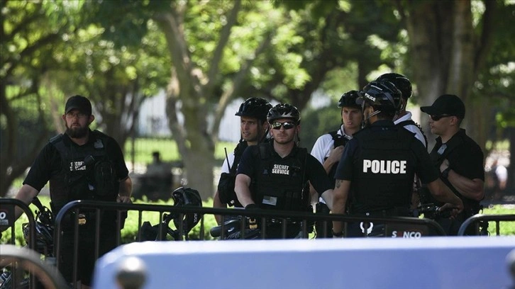 Beyaz Saray'ın yakınındaki parkta kamyonuyla bariyerlere çarpan genç gözaltına alındı
