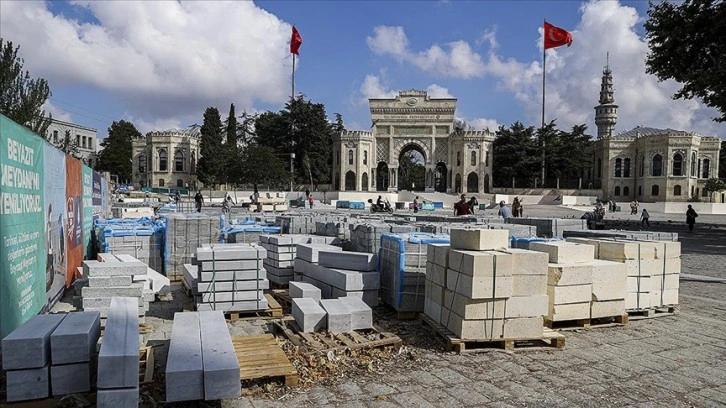 Beyazıt Meydanı çevre düzenlemesinde hatalı taş döşenmesi tepki çekiyor