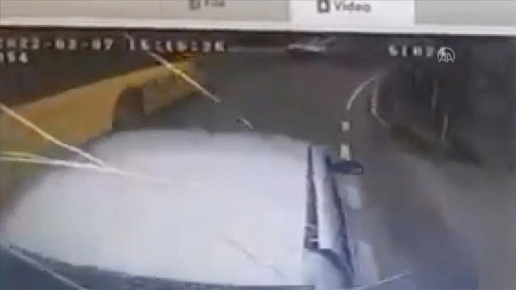Beykoz'da İETT otobüsünün karıştığı kaza araç kamerasına yansıdı