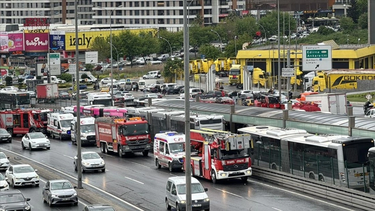 Beylikdüzü'nde durakta bekleyen metrobüse arkadan gelen metrobüs çarptı, 14 kişi yaralandı