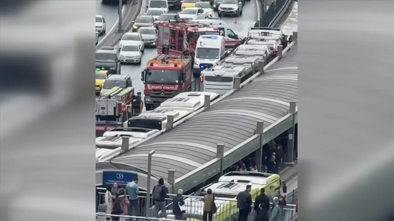 Beylikdüzü'nde durakta bekleyen metrobüse başka bir metrobüs çarptı