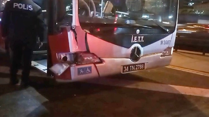 Beylikdüzü'nde metrobüs sürücüsü başka bir metrobüsün çarpması sonucu öldü