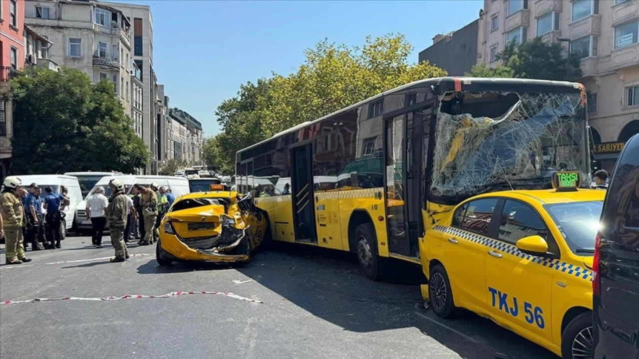 Beyoğlu'nda 9 aracın karıştığı zincirleme trafik kazası