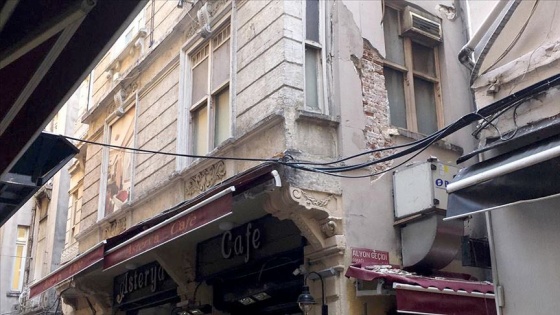 Beyoğlu'nda binada çökme tehlikesi