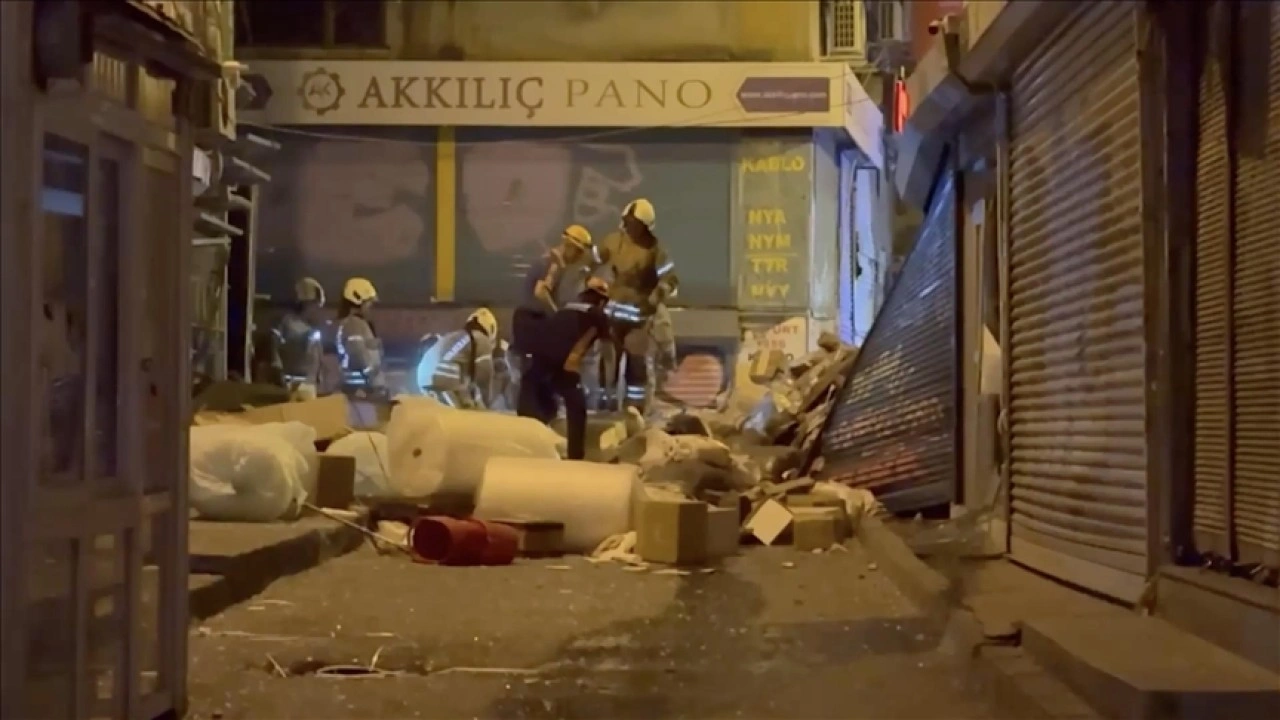 Beyoğlu'nda iki katlı bina patlamanın ardından çöktü