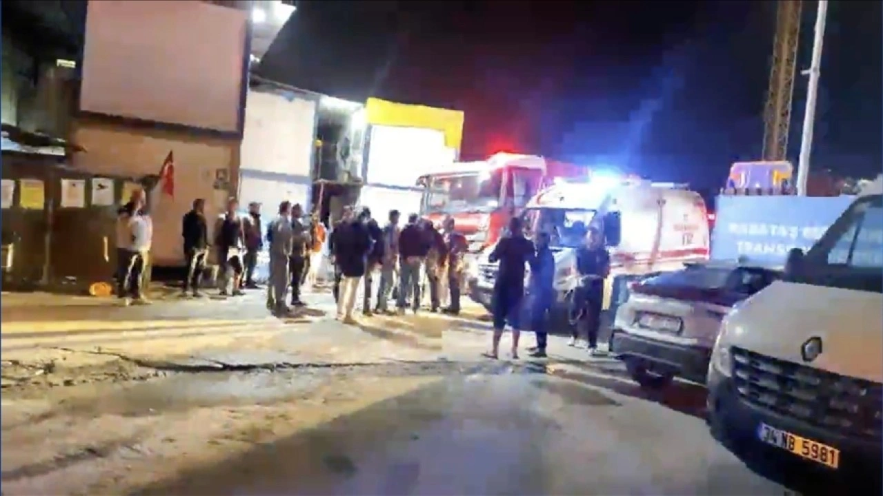 BeyoÄŸlu'ndaki metro inÅŸaatında iskele çöktü, bazı iÅŸçiler yaralandı