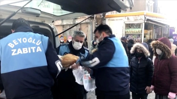 Beyoğlu zabıtası, Halk Ekmek büfeleri önünde soğukta bekleyen vatandaşlara ekmek dağıttı