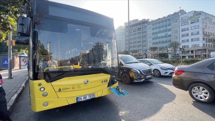 Beyoğlu'nda İETT otobüsü ile tramvay çarpıştı