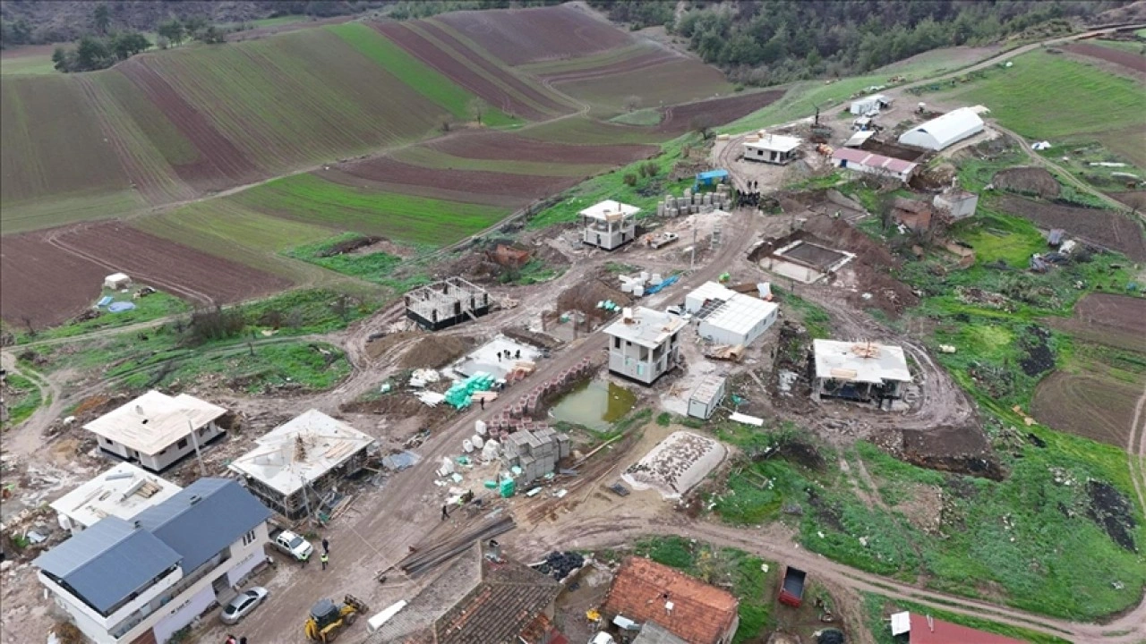 Bilecik'teki orman yangınında evleri zarar görenler için başlatılan konut inşaatları sürüyor