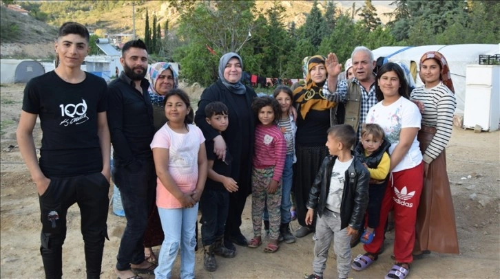 Bilecik'te ailelerinden uzakta seralarda çalışan mevsimlik tarım işçileri bayramlaştı