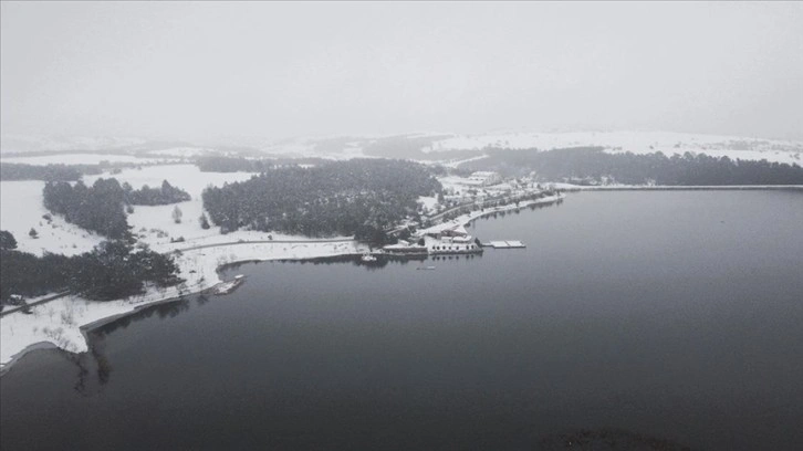 Bilecik'te karla kaplı Pelitözü Göleti dronla görüntülendi