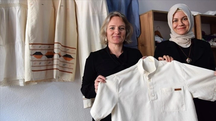 Bilecik'te kooperatif üyesi kadınlar asırlık Lefke bezinden gömlek üretiyor