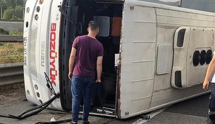 Bilecik'te otomobilin çarptığı işçi servisi devrildi, 11 yaralı