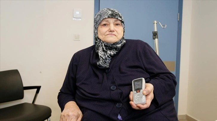 Bilecik'te yaşayan 70 yaşındaki kadın çare bulunamayan ağrılarından beline takılan pille kurtul