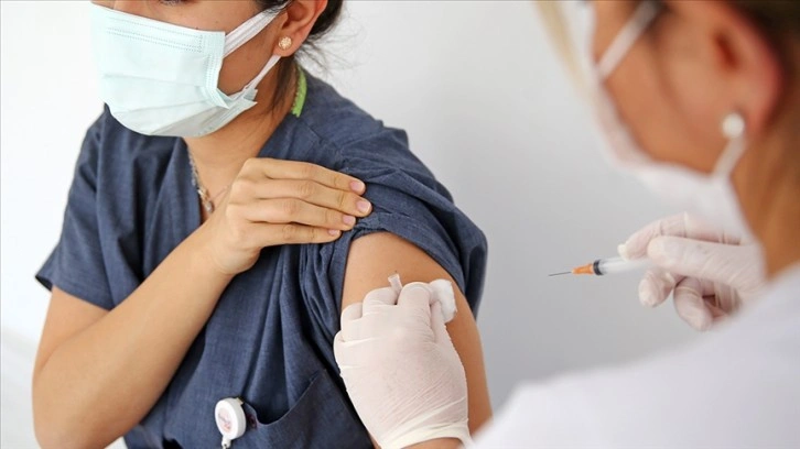 Bilimsel çalışmalar Kovid-19 aşılarının belirgin yan etkisi olmadığını gösterdi