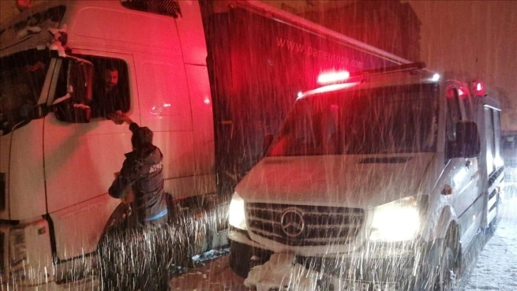 Bingöl-Diyarbakır kara yolunda kar nedeniyle mahsur kalanlara kumanya ulaştırıldı