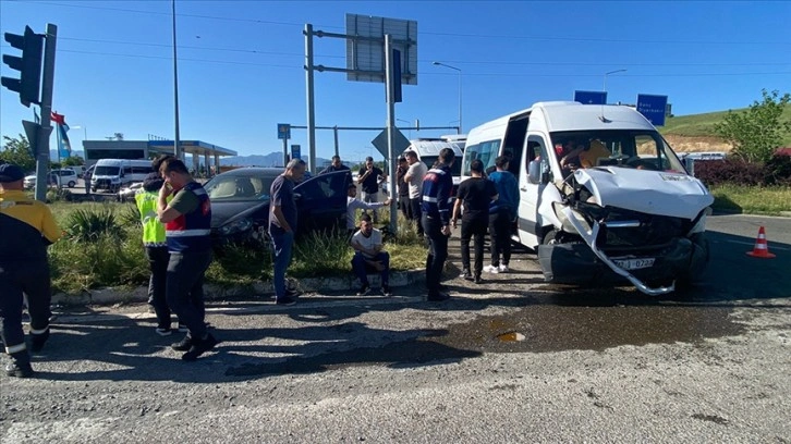 Bingöl'de işçi servisi ile otomobil çarpıştı, 10 kişi yaralandı