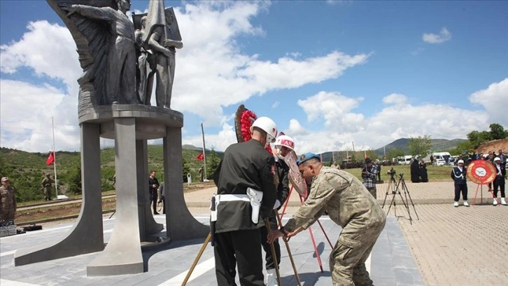 Bingöl'de PKK'lı teröristlerce şehit edilen sivil ve silahsız 33 asker anıldı