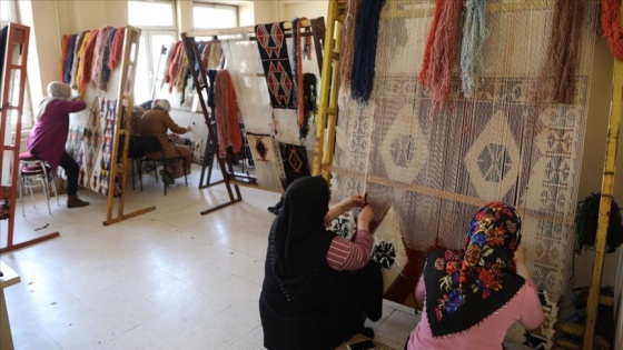 Bingöllü kadınlar asırlık dokuma kilim geleneğini yaşatmaya çalışıyor