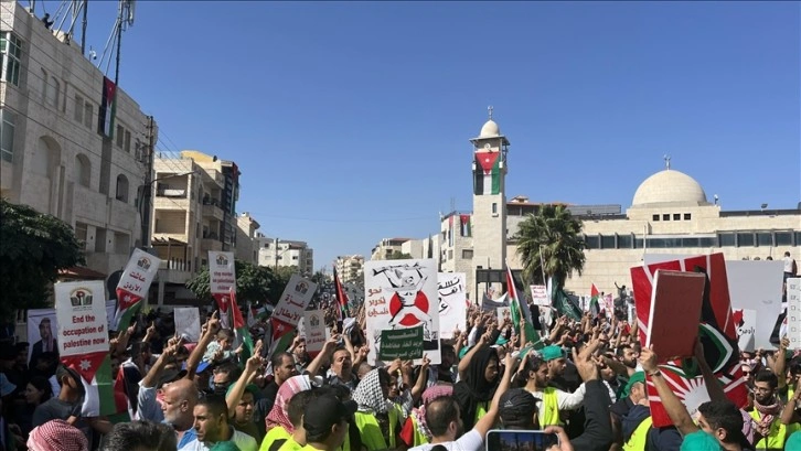 Binlerce Ürdünlü, İsrail Büyükelçiliği önünde 