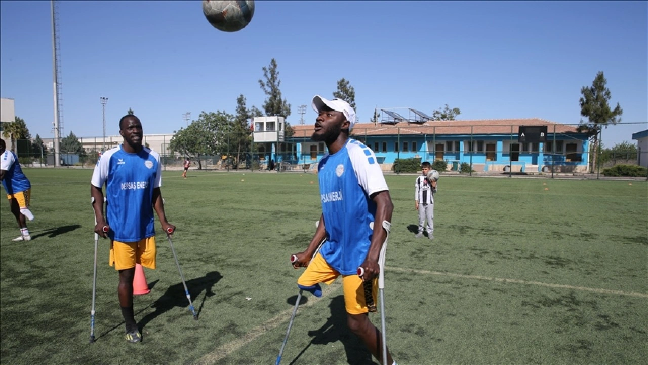 Bir ayağını kaybetse de futbol sevgisi bitmedi